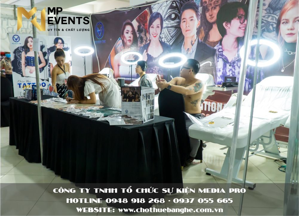 Cho thuê bàn dài khăn bàn đen cho gian hàng hội chợ tại Quận 3