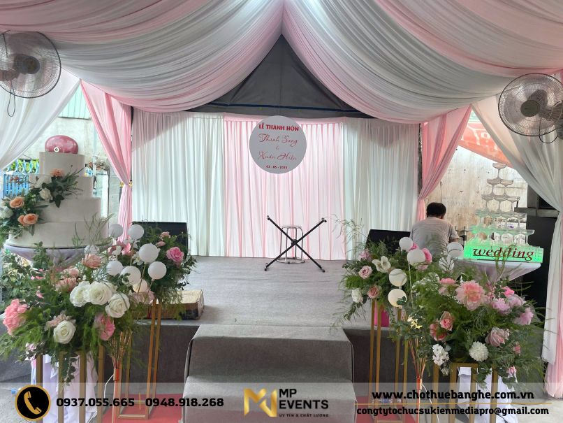 Trang trí lối đi lên sân khấu và sân khấu tiệc cưới
