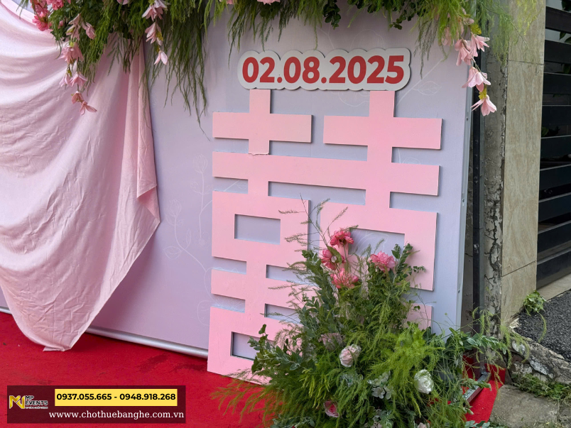 Trang trí backdrop tone hồng cho tiệc cưới tại Quận 12
