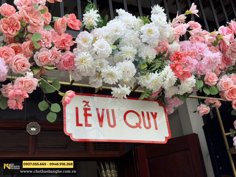 Trang trí cổng hoa lụa trước thềm Lễ Vu Quy