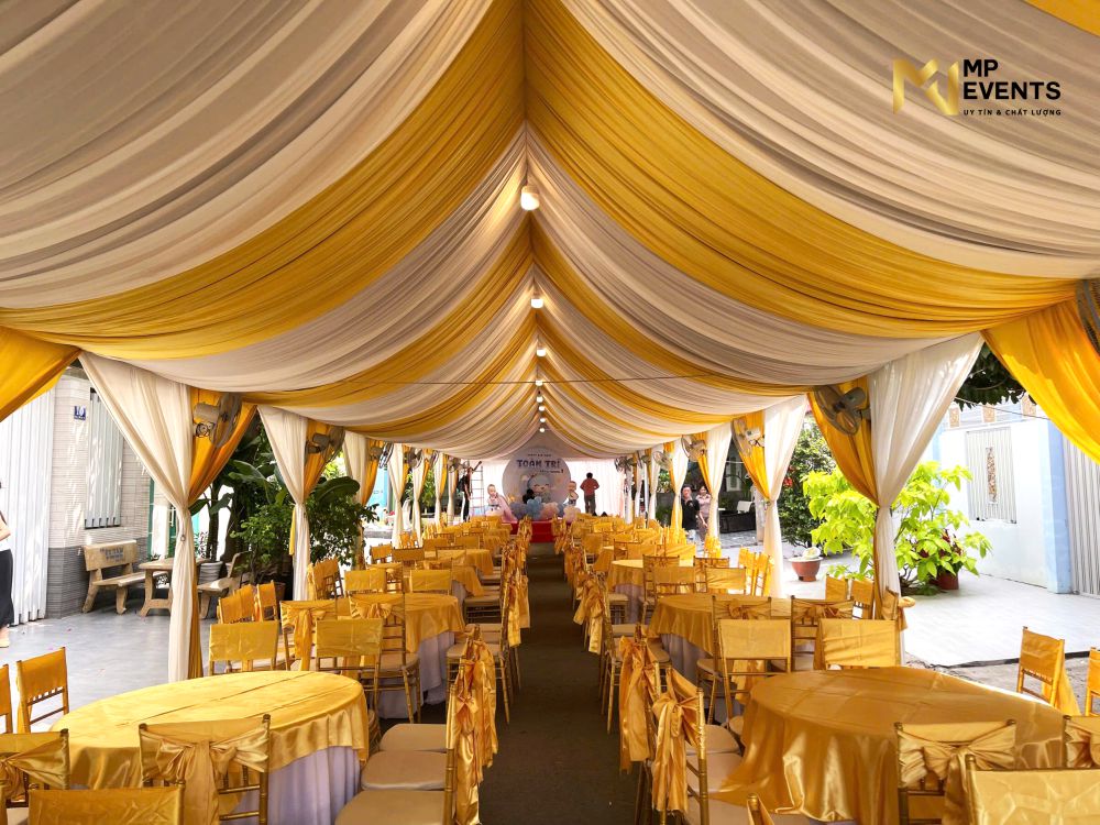 Cho thuê rạp che 16 bàn cho tiệc thôi nôi tại bình chánh - Tông màu trắng vàng đồng