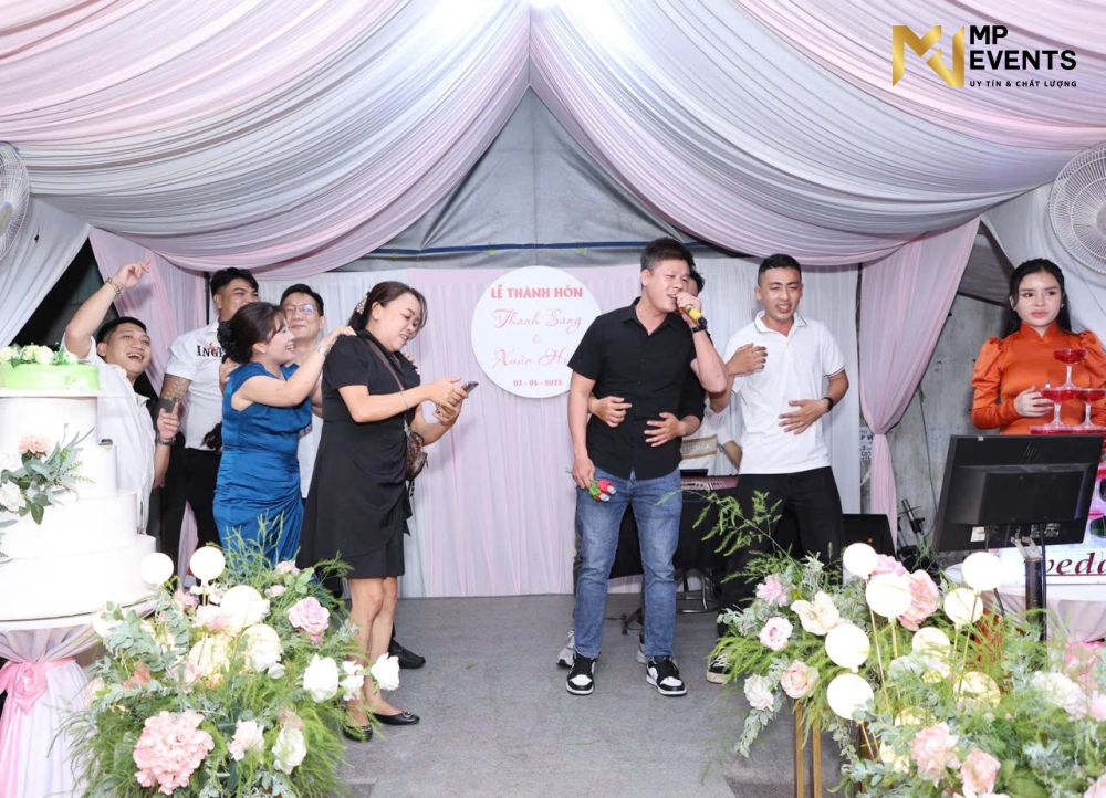 Trang trí sân khấu tiệc cưới giá rẻ tại nhà Hóc Môn