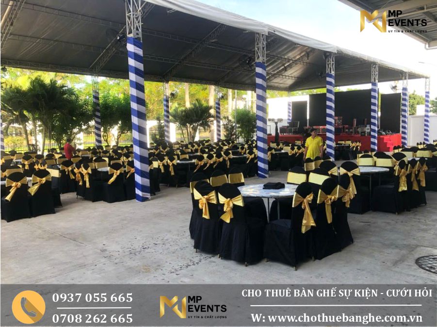 Cho thuê bộ bàn ghế đãi tiệc tròn khăn phủ đen nơ vàng đồng tại Tây Ninh ( Long An cũ)