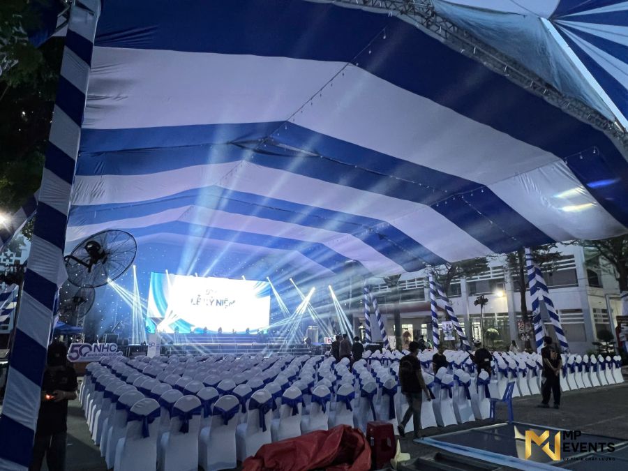 Cho thuê bàn ghế sự kiện tone trắng - xanh dương cho lễ kỉ niệm