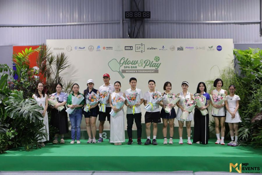 Cho thuê sân khấu bắn thảm xanh lá tổ chức lễ trao giải