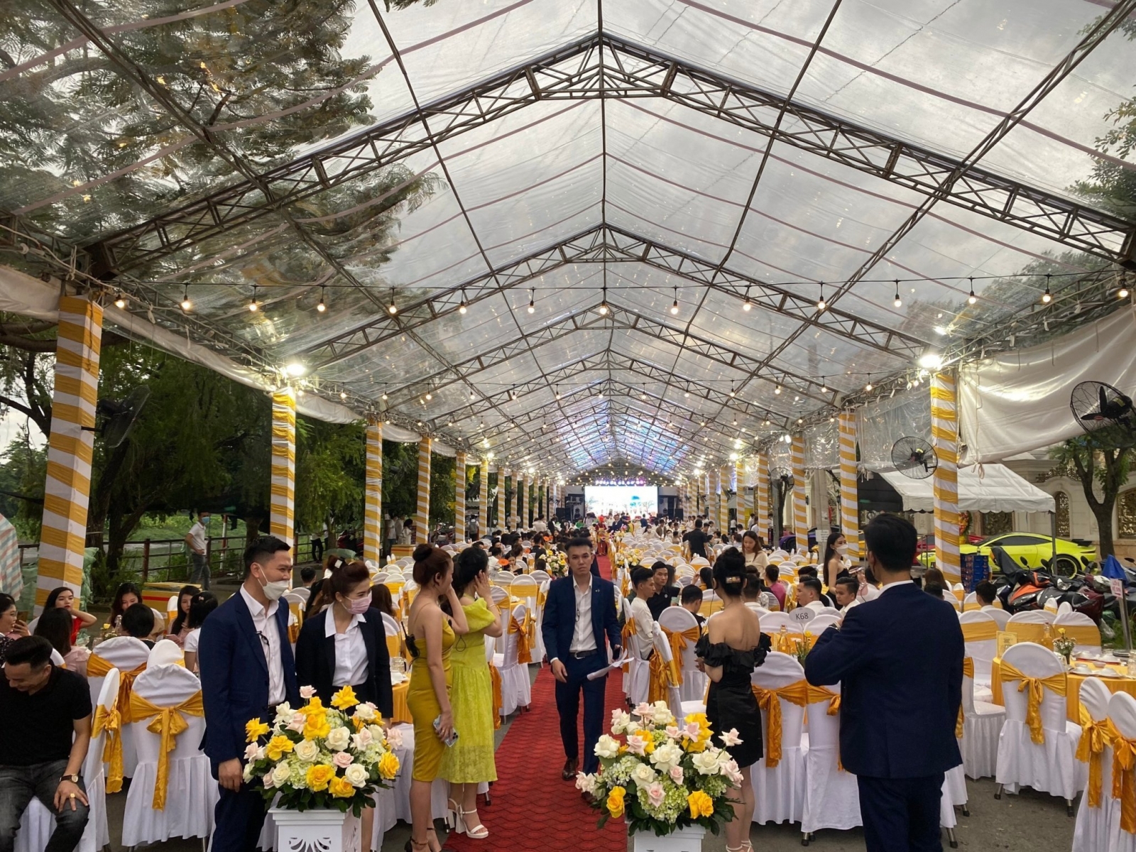 Nhà bạt không gian trong suốt cho tiệc cưới 