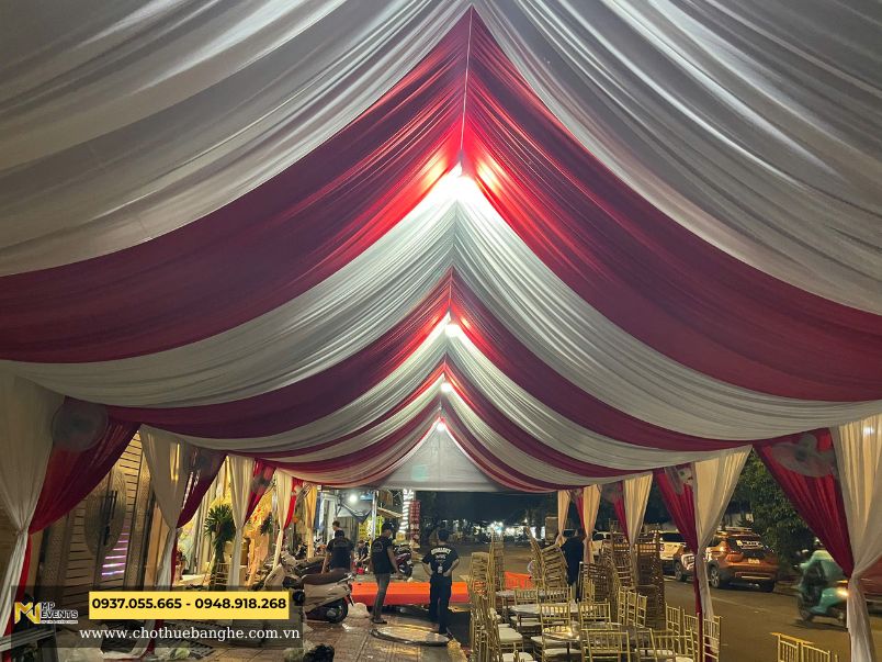 Trần rạp được đánh thủ công theo tone trắng - đỏ nổi bật