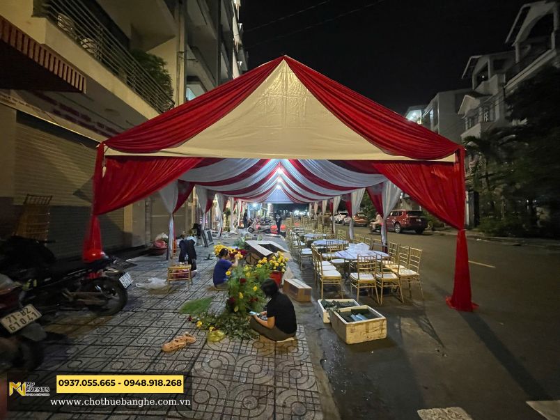 Trang trí rạp với tone trăng - đỏ nổi bật