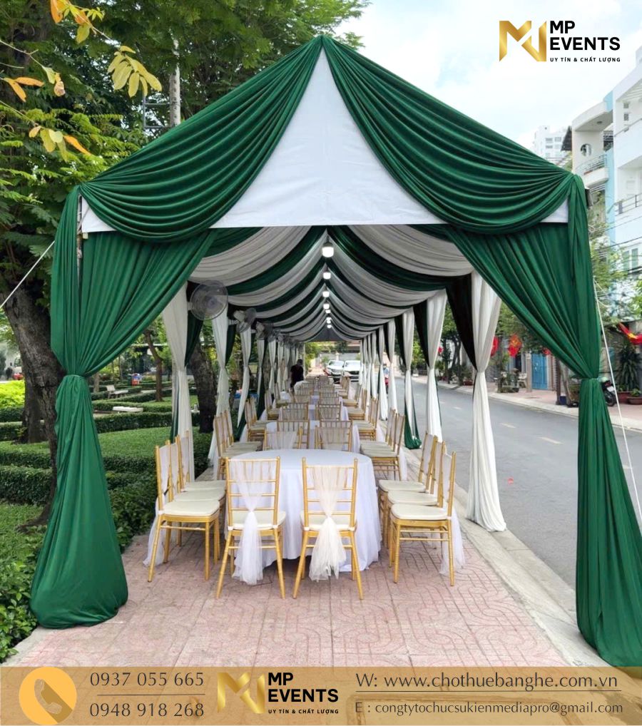 Khung rạp 3m dựng trên vỉa hè 