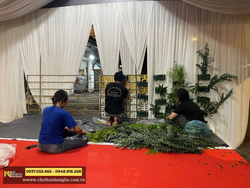 Setup sân khấu và backdrop full hoa tươi tone đỏ - vàng