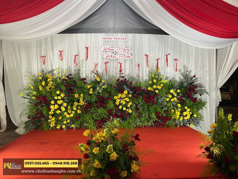 Sân khấu và backdrop hoa tươi sau khi hoàn thiện