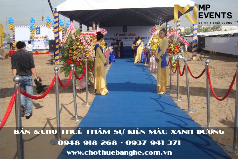 Thảm xanh dương trải lối đi sự kiện