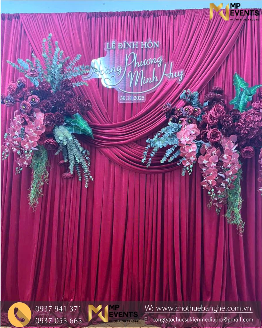 Thiết kế backdrop gia tiên hoa lụa cho không gian nhà ngày cưới tại nhà TPHCM
