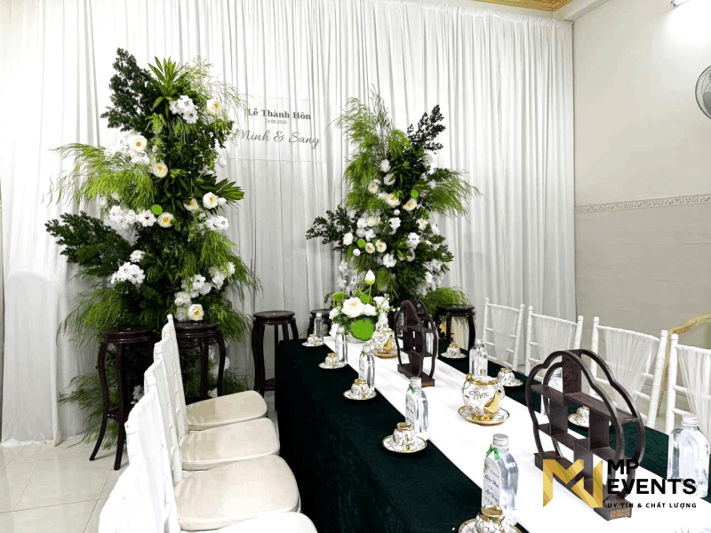 Cận cảnh backdrop hoa lụa mix lá tươi tone trắng mix lá xanh