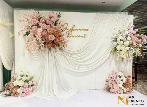 Thi công backdrop cưới đổi tone hoa theo màu sắc khách hàng yêu cầu