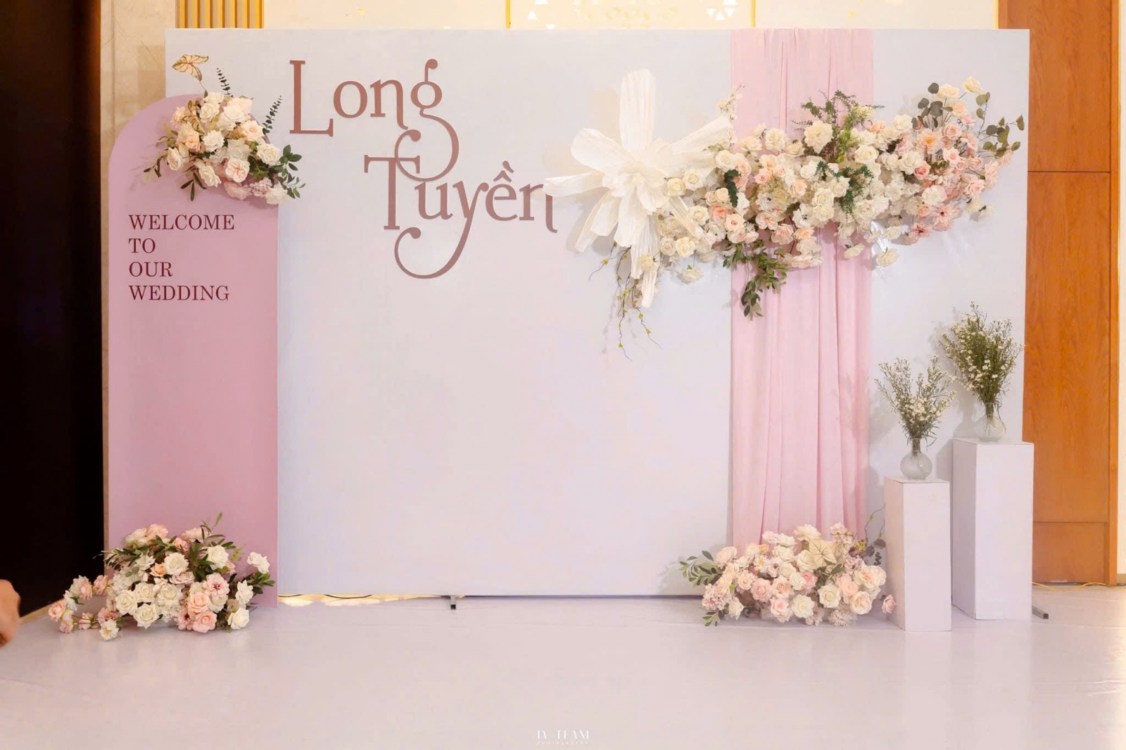 Trang trí backdrop chụp hình cưới tại nhà hàng tone trắng - hồng