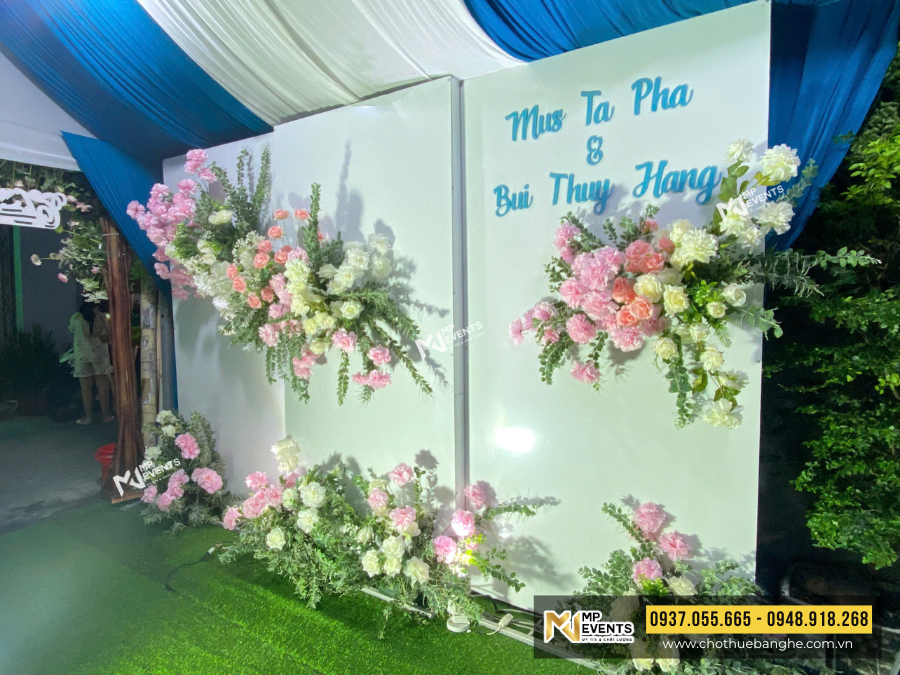 Trang trí backdrop hoa lụa lá tươi đẹp tại nhà riêng
