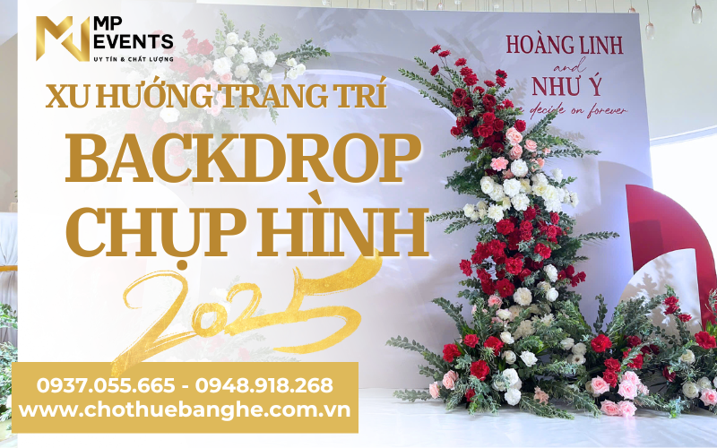 Xu hướng backdrop chụp hình 2025: hài hòa giữa hoa lụa và lá tươi